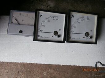 Panelové voltmetre a ampermetre.