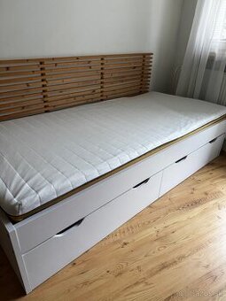 Posteľ s matracom