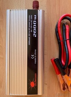 Menič napätia 2000 W z 12 V na 220 V
