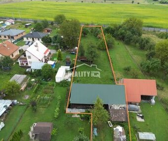 Exkluzívne na predaj stavebný pozemok 2590 m2 a vidiecky dom