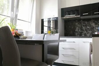 Len u nás. Predaj 3-izb.bytu s loggiou a zariadením v Detve.