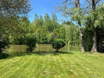 Pozemok s chatou a mólom priamo na brehu Malého Dunaja