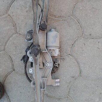 Predam  -mechaniku plus motorček stieračov na astra j