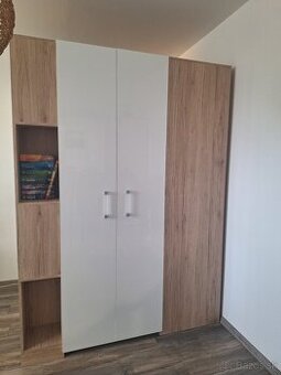Šatníkova skriňa a stojaci regál  - set do dievčenskej izby
