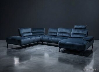 U-ckova zamatova sedacka s posuvnymi opierkami