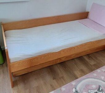 Drevená postel