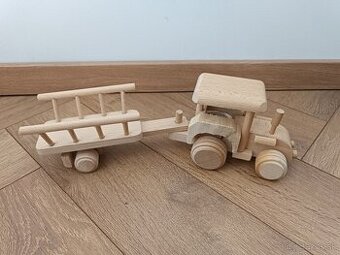 Drevenný traktor s vlečkou