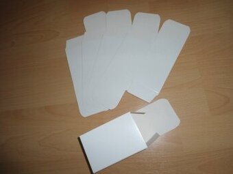 Papierova biela nezlozena darcekova krabicka