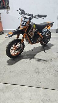 Predám detskú elektrickú motorku + NOVÁ prilba GRÁTIS