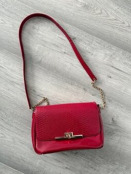 Červená lesklá kabelka