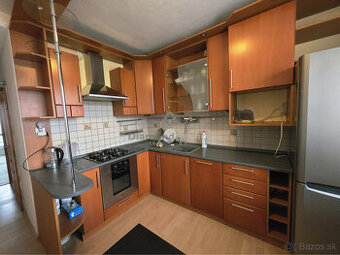 NA PREDAJ 3 - IZBOVÝ BYT S LOGGIOU, BRUSELSKÁ ULICA , ŤAHANO