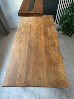 Dreveny stol a drevene svetlo