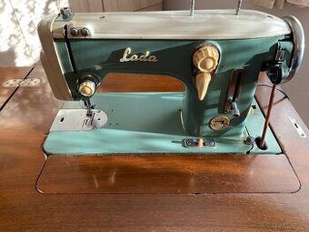 Mechanický Šijací stroj Lada 236 + rôzne príslušenstvo