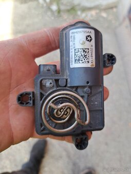 Dodge challenger motorček aktívnych výfukov pravy