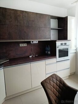 Na prenájom veĺký 3 izbový byt s balkónom na Matuškovej ul