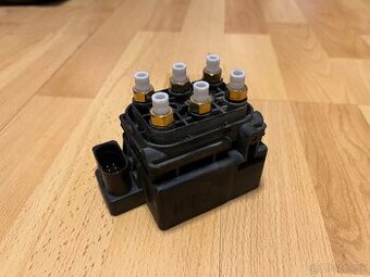 Rozdelovacia kocka vzduchového podvozku Touareg 7l 2002-2010