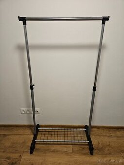 Stojan na oblecenie na kolieskach