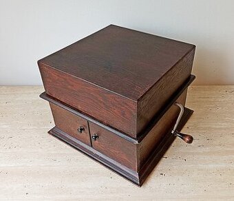 Carnophon - starožitný stolní gramofon ve dřevěné skříni