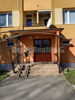 REZERVOVANÝ - NA PREDAJ VEĽKÝ ZREKONŠTRUOVANÝ 2-IZBOVÝ BYT V