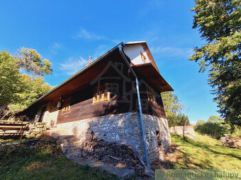 Tradičná zrekonštruovaná drevenica na okraji obce Nesluša.