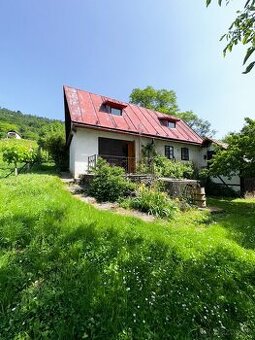 Chata s rozsiahlym pozemkom nad obcou Hrušov