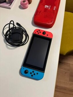 Predam nintendo switch vo verzii V2 s nabijackou s obalom Ko