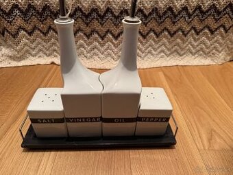 set keramickych koreniciek