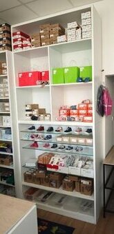 Skriňa so sklenenými policami - Prešov