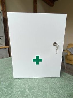 Predam zavesnu drevenu lekarnicku s naplnou (nepouzita)