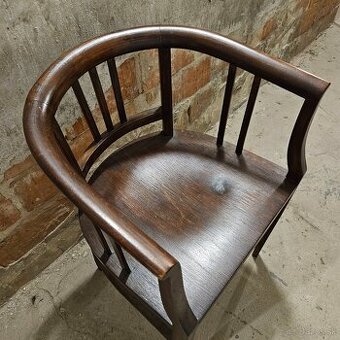 Drevená stolička-kreslo v dobrom stave cena 40€