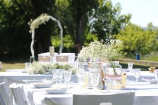 Univerzálne biele svadobné návleky na stoličky