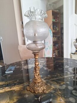 Starozitna figuralna petrolejova lampa