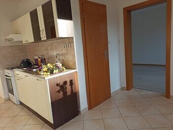 Prenájom 1,5 - izbový byt s lodžiou.