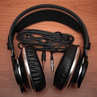 AKG K812