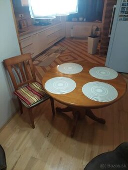Rozťahovací stôl so stoličkami