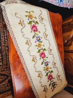 Krásna krémová štóla zdobená ružovými,  žltými a modrými kve