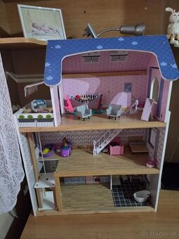 Drevený domček pre bábiky