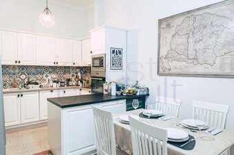 2351 NA PREDAJ LUXUSNÝ TROJIZBOVÝ MEŠTIANSKY BYT V SRDCI KOM