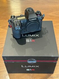Panasonic Lumix S1R s príslušenstvom
