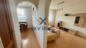 Priestranný 2-izbový byt (48m2) s veľkou pivnicou v centre -