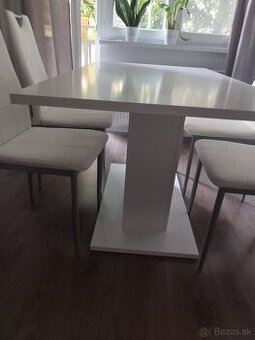 Stôl a 4 stoličky