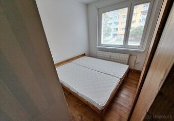 Tehlový dizajn, drevo a svetlo: predaj 3-izbového bytu