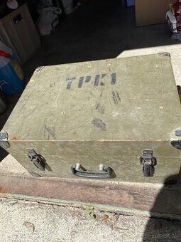 Drevená bedňa od vojenského tankového periskopu