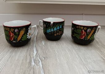 Retr keamika s  kvetinovym motivom