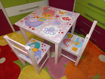 Drevený stolík a stoličky