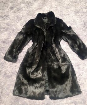 Elegantný čierny kožuch Kara Slovakia