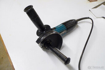 Adaptér na uhlovú brúsku pre kefovací valec