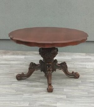 Stôl jedálensky neobarokový.