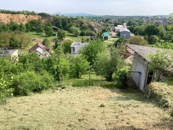Priestranný rodinný dom s veľkým pozemkom v obci Radošina
