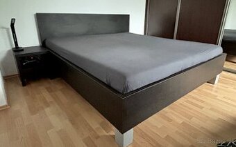 Predám manželskú posteľ s nočnými stolíkmi (180x200 cm)